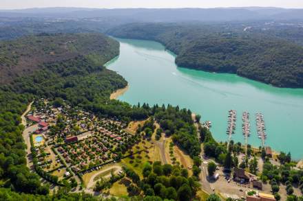 vue aérienne lac de vouglans et plage surchauffant jura