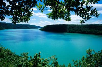 vue magnifique sur le lac de vouglans dans le jura