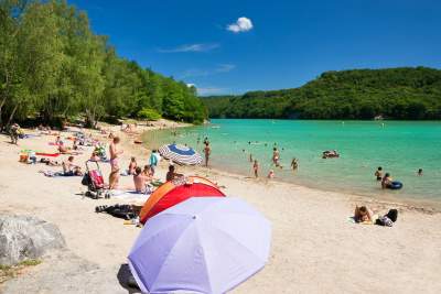 Plage du surchauffant en été au bord du lac de vouglans dans le jura