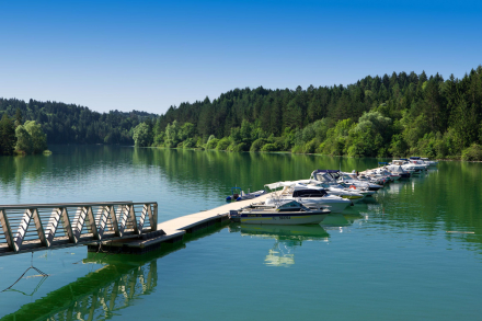 Bateaux sur le lac de vouglans, camping du surchauffant