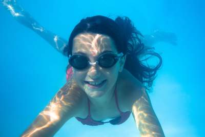 camping avec une piscine extérieure dans le jura