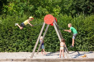 camping avec jeux pour enfants jura, lac de vouglans